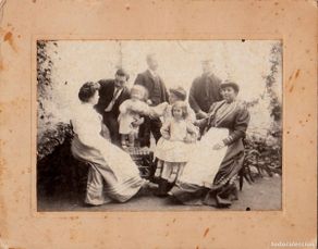 Fotografía antigua: Preciosa fotografía. Retrato familiar. Abuelos, hijos y nietos en el jardín. Años 10 aa